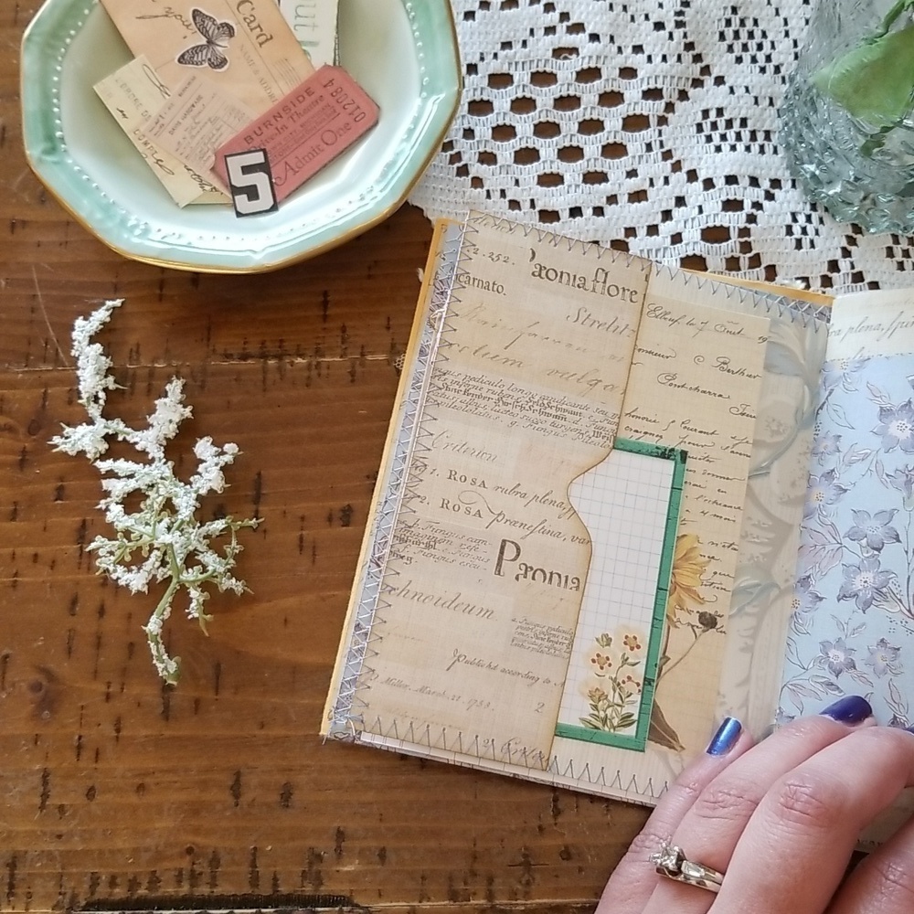 PETIT Manila Folder Junk Journal 40 Pages 4.5x5 - Picture 8 of 11